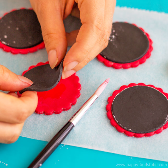 Easy-Ladybug-Cupcake-Toppers-Fondant-Tutorial-Step-by-Step-4.jpg