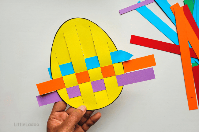 Egg paper Weaving craft (13).png