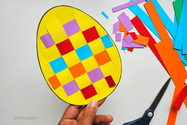 Egg paper Weaving craft (18).png