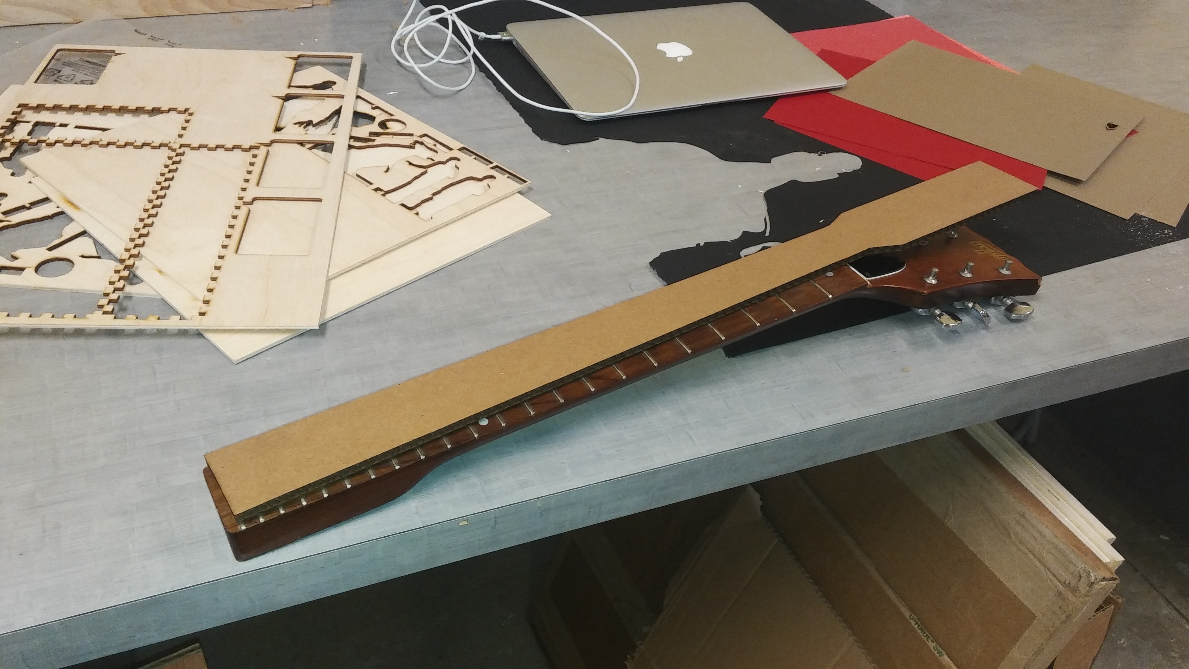 ElectricGuitarNeckSilhCardboard.jpg