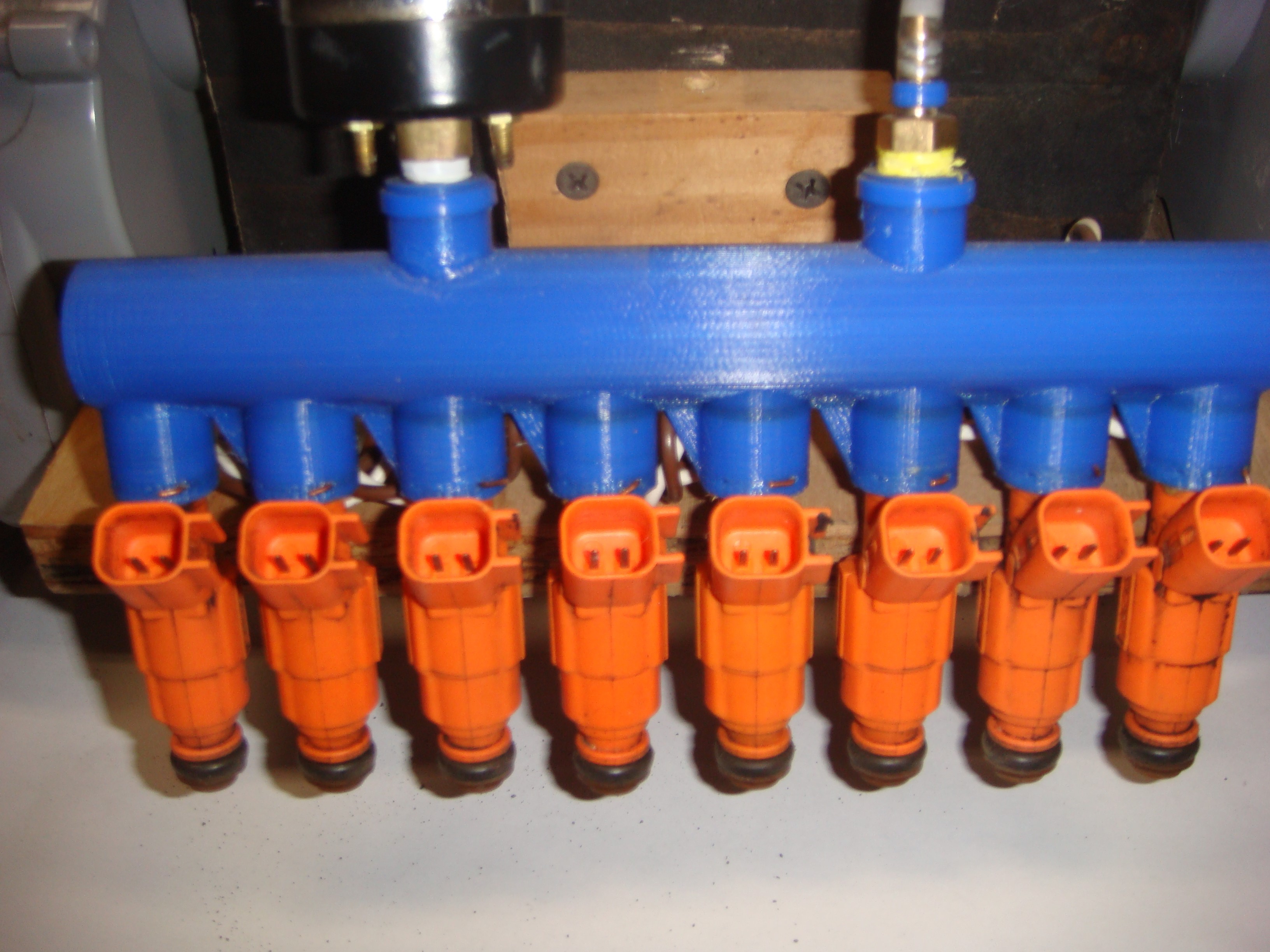 FUEL INJECTORS ON MANIFOLD.jpg