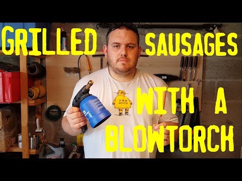 Faire cuire des saucisses au chalumeau