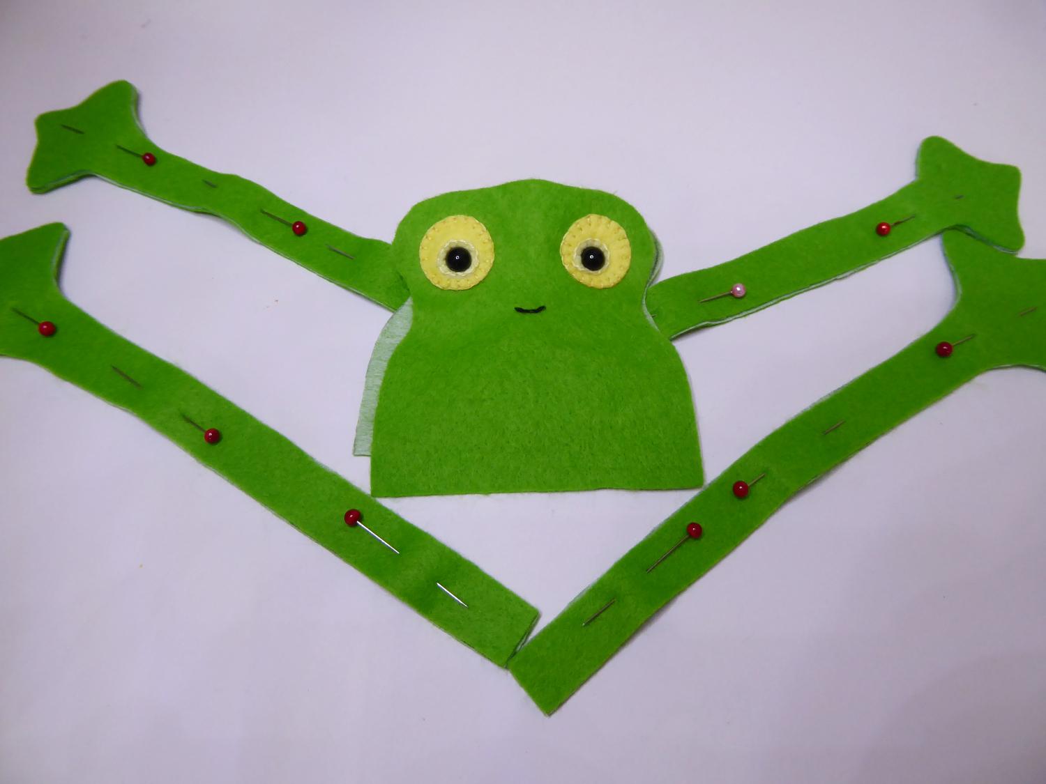 Felt frog pal 14.JPG