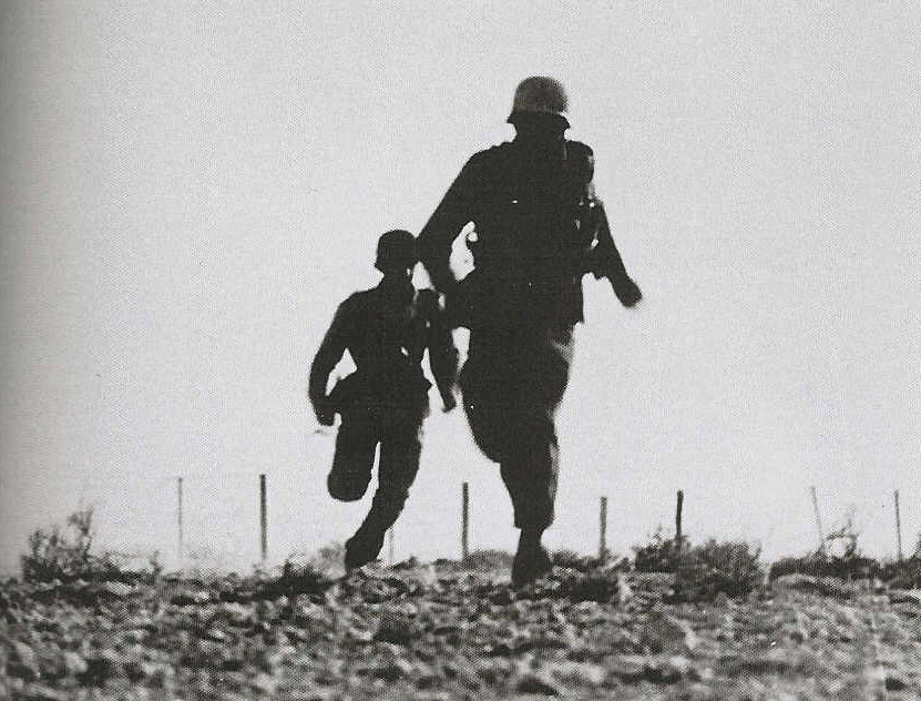 German_soldiers_running_2.jpg