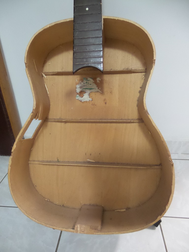 GuitarShelf_CavanhaMan_03.jpg