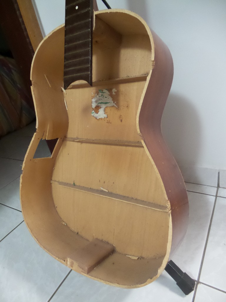 GuitarShelf_CavanhaMan_04.jpg