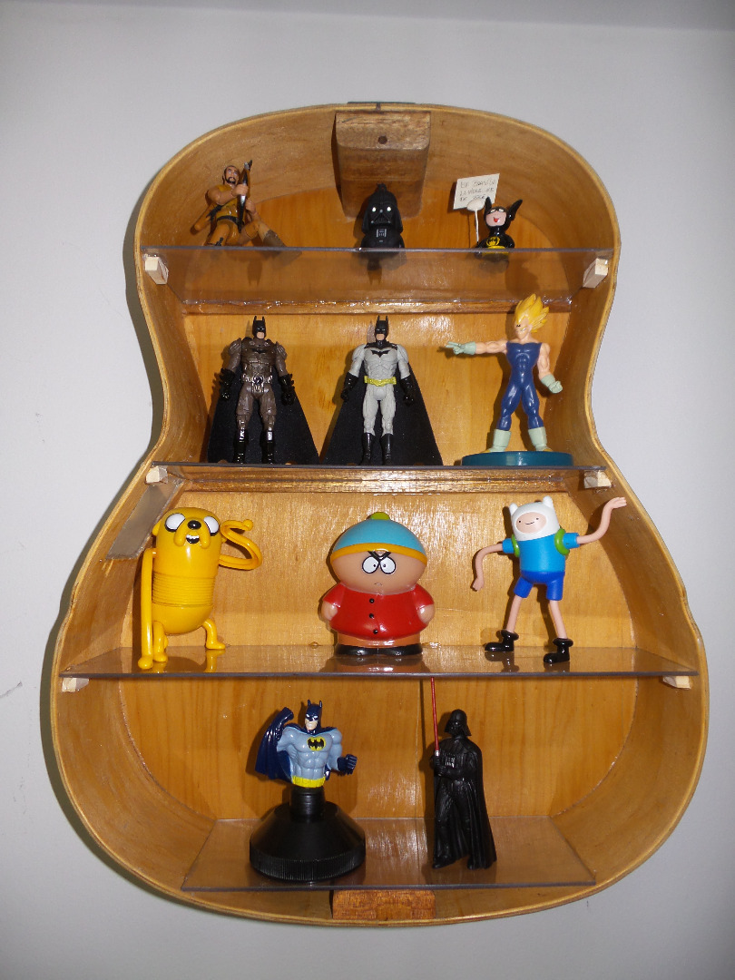 GuitarShelf_CavanhaMan_70.jpg