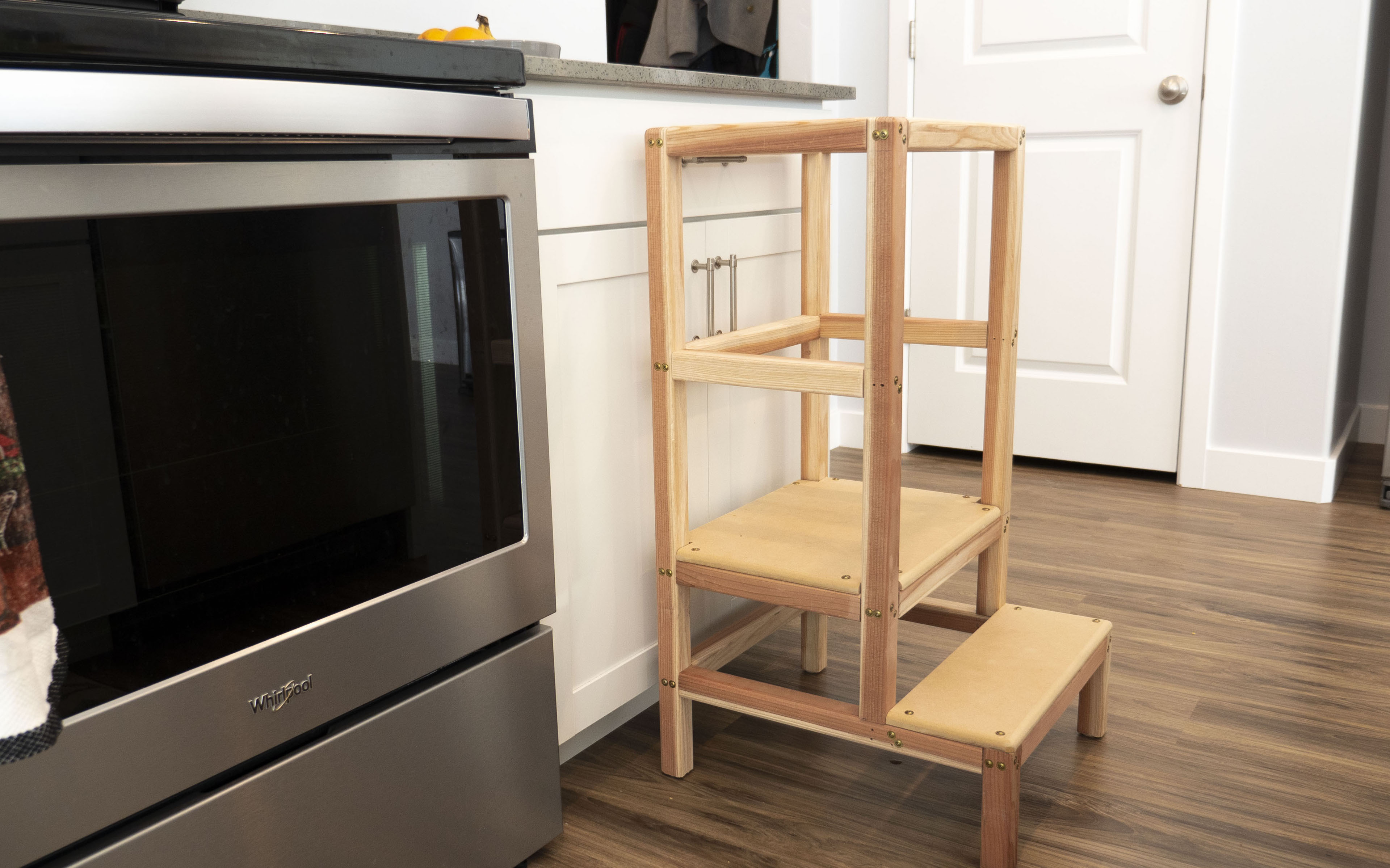 Helper-Kitchen-Stool-01_3.jpg