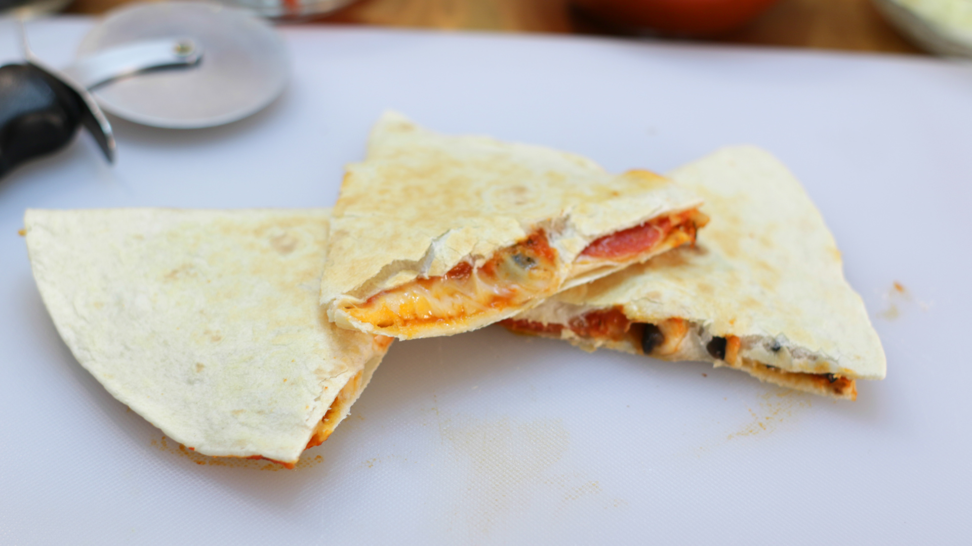 How to make a pizza quesadilla easy homemade pizza quesadilla recipe.jpg