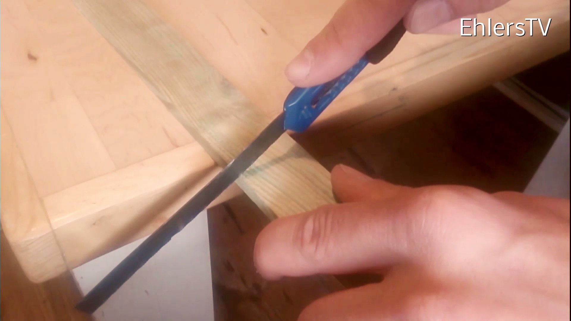 How to make a saw from a cutter knife HD-022.jpg