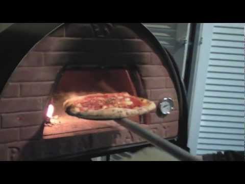 How to make real Neapolitan pizza with a master pizzamaker - Pizza recipe with Pizza Party oven