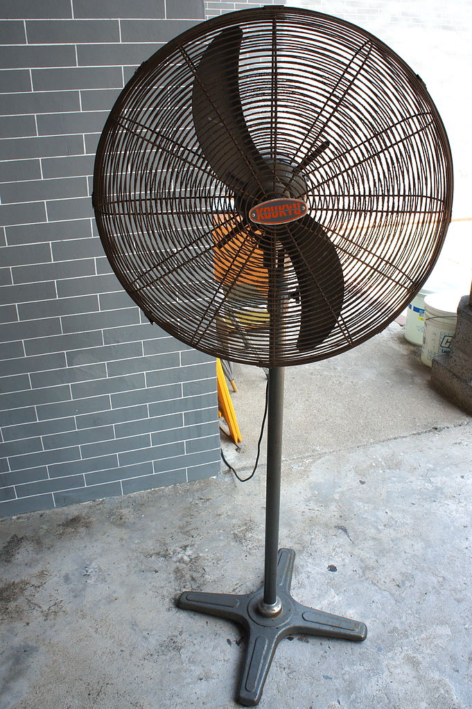 Industrial_pedestal_fan_681px.jpg