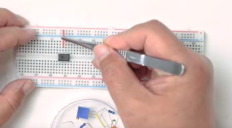 Insert the quartz crystal into the breadboard.png