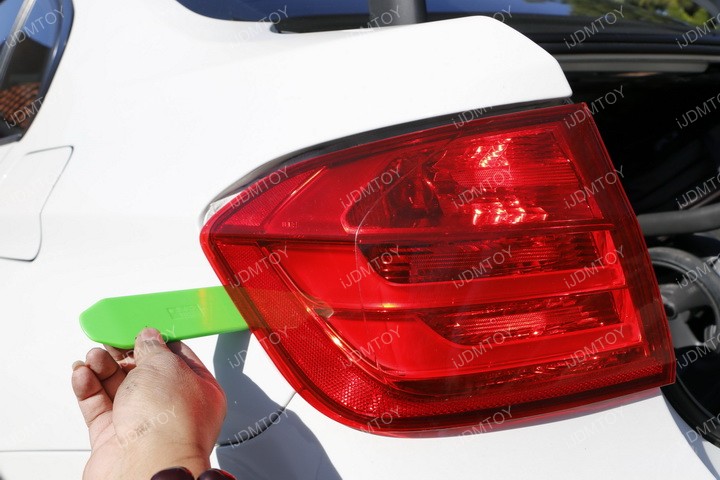 Install-BMW-LED-Turn-Signal-03.jpg