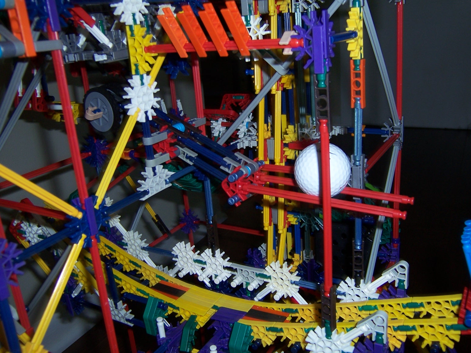 Knex Ball Machine Parallax 035.jpg