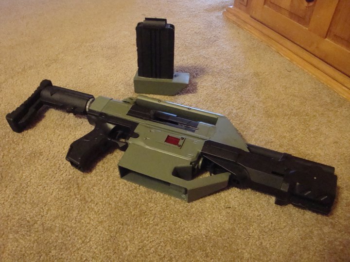 Kyle's m41a pulse rifle completed with clip.jpg