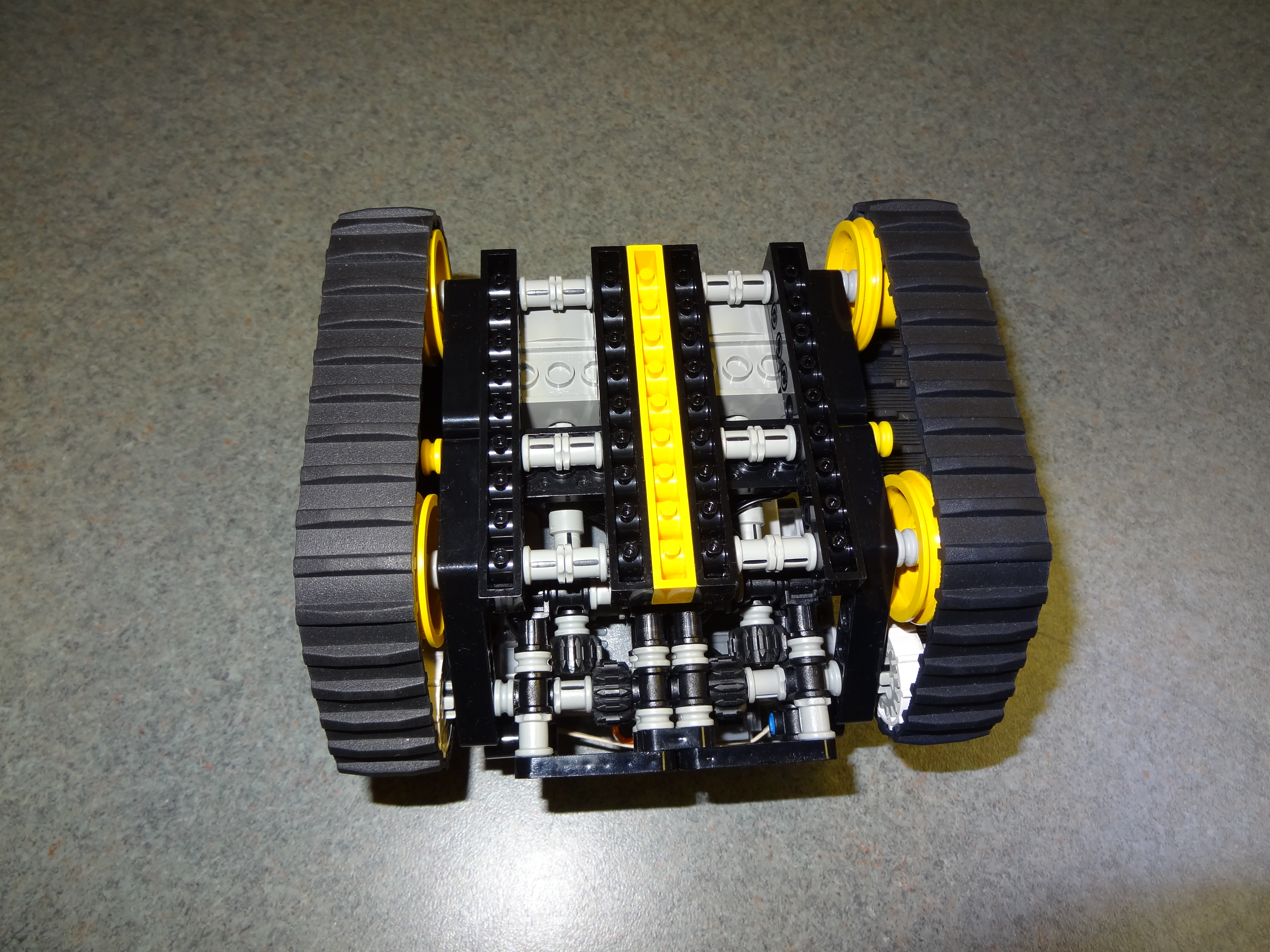 Lego RC Track Rover - 35.jpg