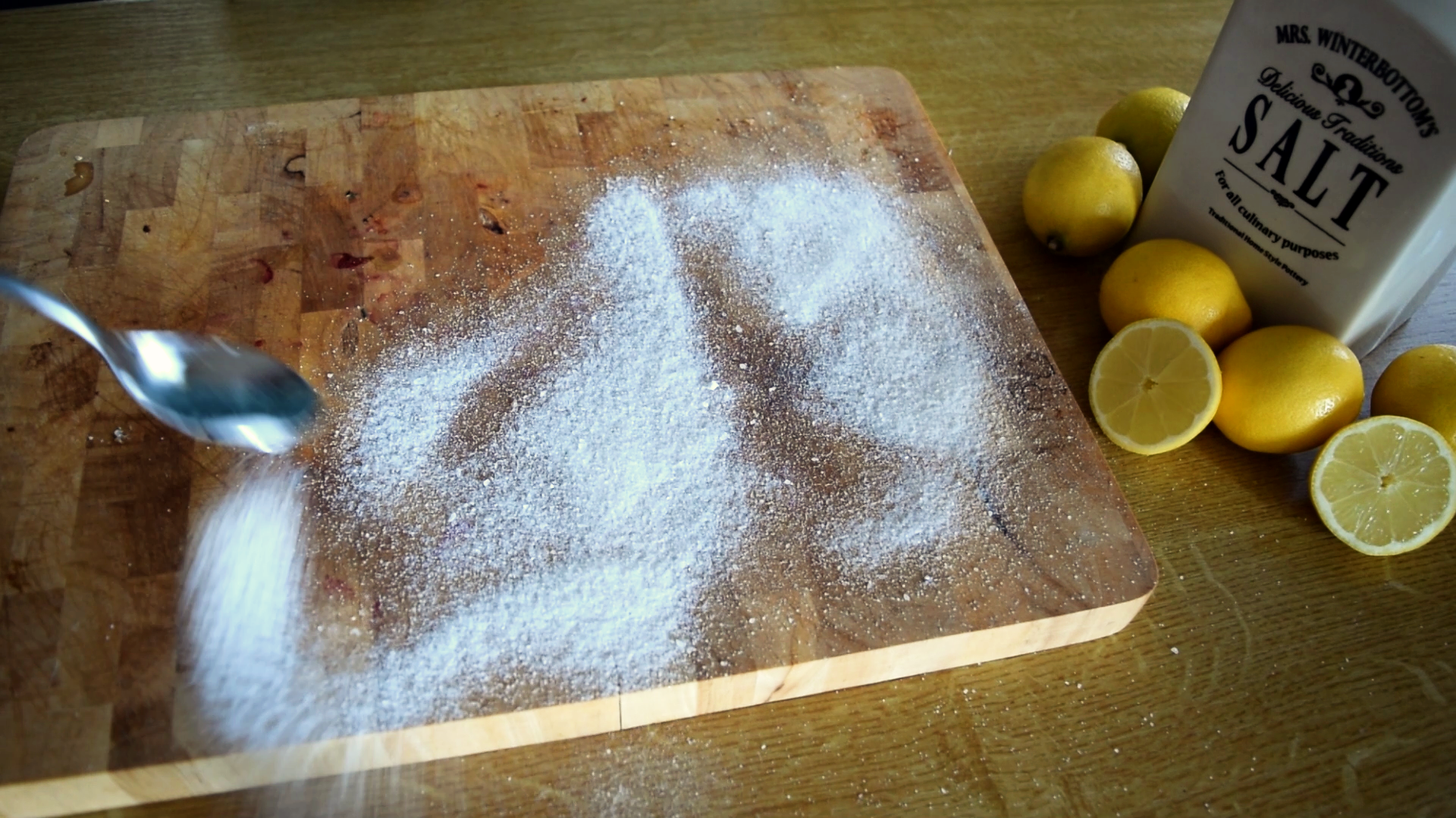 Lemon+salt cleaning cuttingboard_instruc_1.bmp