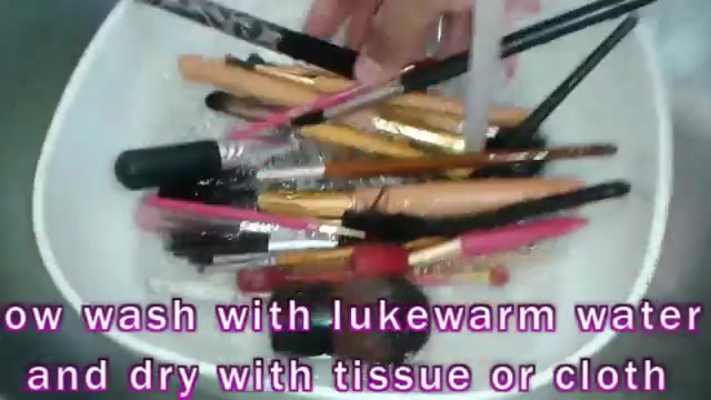 MAKEUP BRUSHES CLEANING LIFEHACK 294.jpg