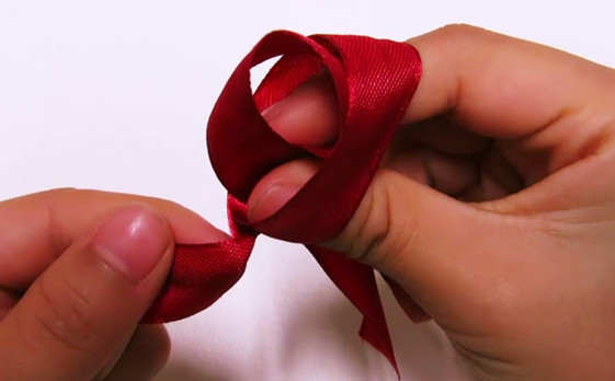 Make_simple_ribbon_bow_3.jpg