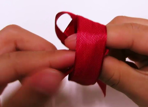 Make_simple_ribbon_bow_4.jpg