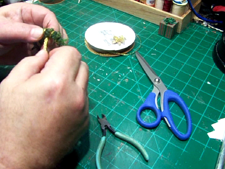 Mini Xmas Wreath Making (10).Movie_Snapshot.jpg