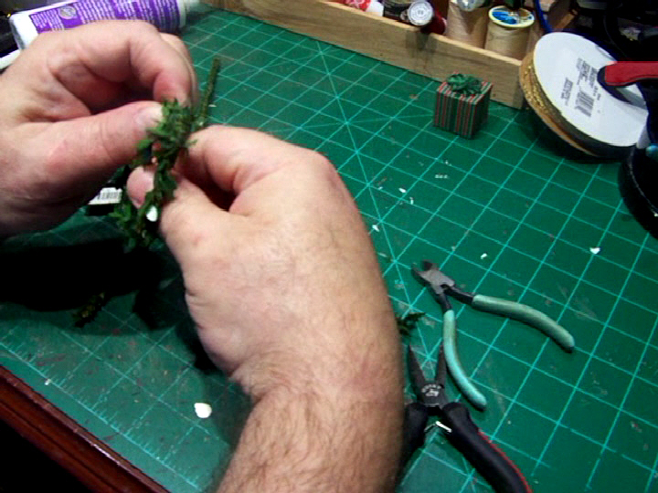 Mini Xmas Wreath Making (10).Movie_Snapshot.jpg