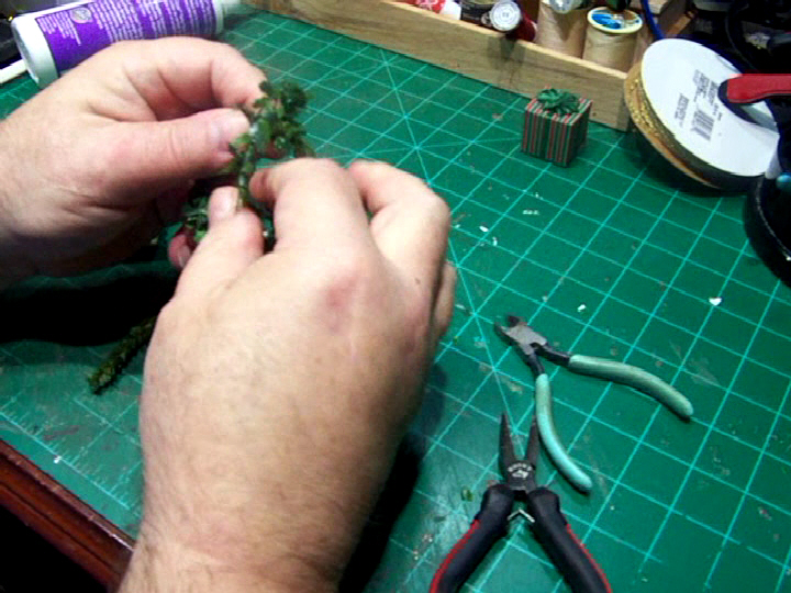 Mini Xmas Wreath Making (11).Movie_Snapshot.jpg