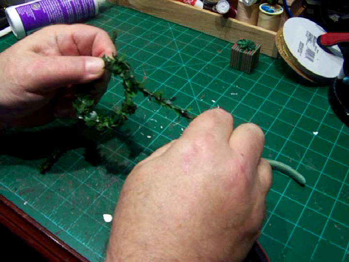 Mini Xmas Wreath Making (13).Movie_Snapshot.jpg