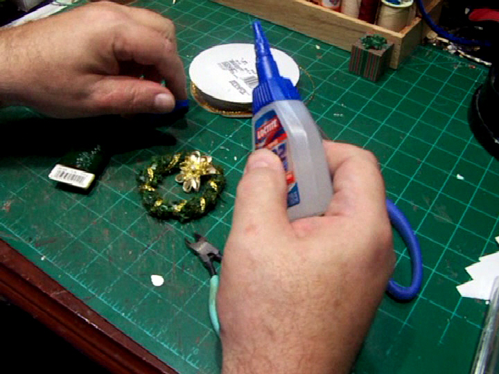 Mini Xmas Wreath Making (14).Movie_Snapshot.jpg