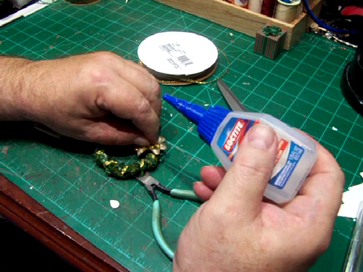 Mini Xmas Wreath Making (16).Movie_Snapshot.jpg