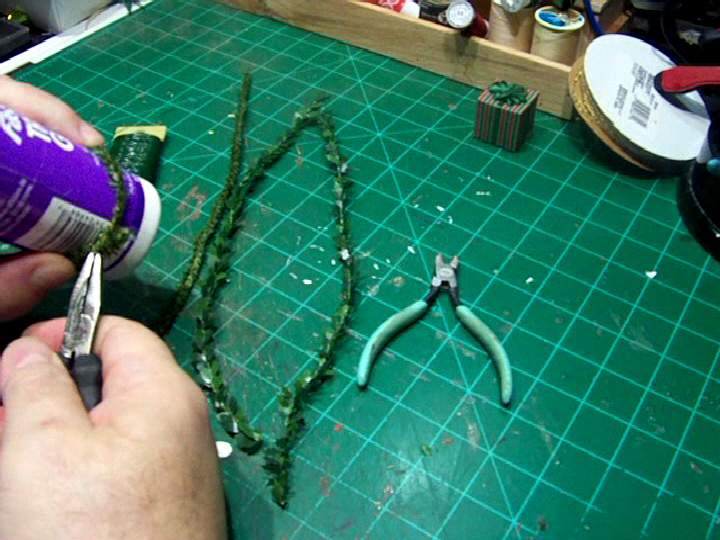 Mini Xmas Wreath Making (3).Movie_Snapshot.jpg