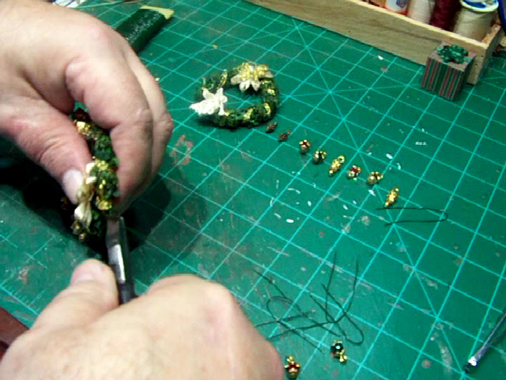 Mini Xmas Wreath Making (36).Movie_Snapshot.jpg