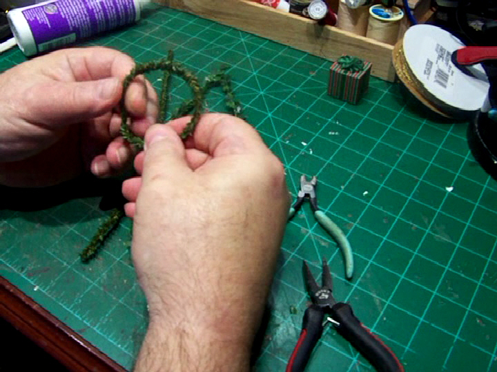 Mini Xmas Wreath Making (5).Movie_Snapshot.jpg