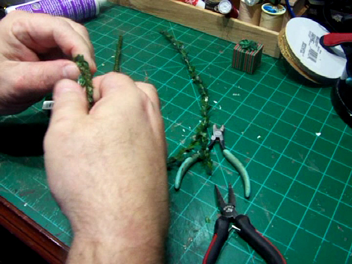 Mini Xmas Wreath Making (6).Movie_Snapshot.jpg