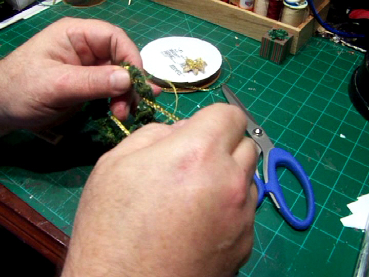 Mini Xmas Wreath Making (7).Movie_Snapshot.jpg