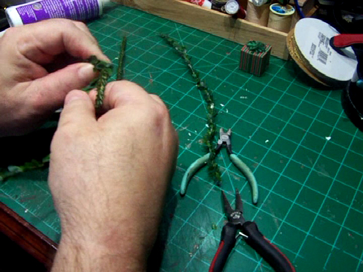 Mini Xmas Wreath Making (7).Movie_Snapshot.jpg