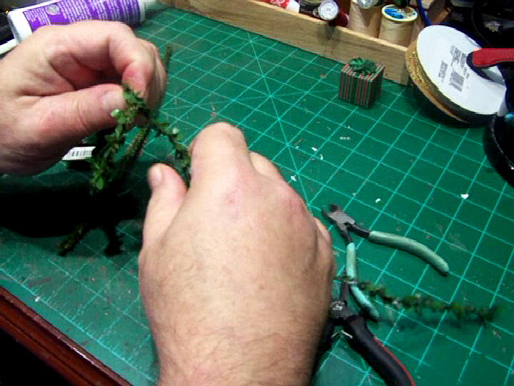 Mini Xmas Wreath Making (8).Movie_Snapshot.jpg