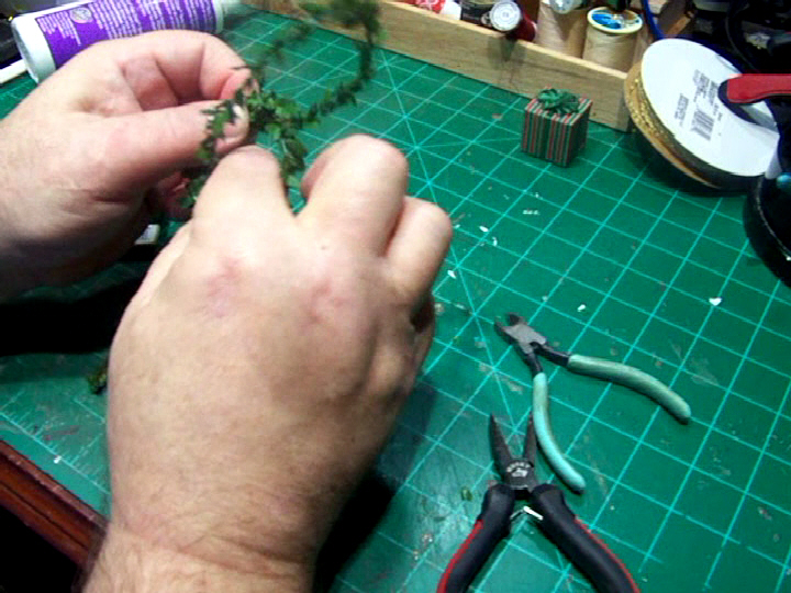 Mini Xmas Wreath Making (9).Movie_Snapshot.jpg