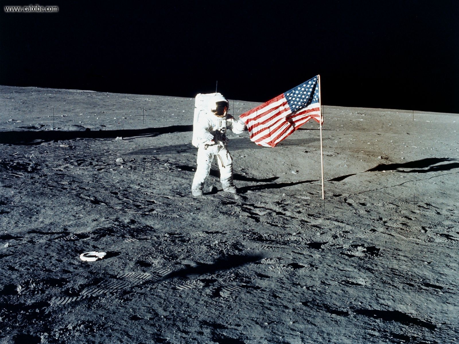 MoonViews__Planting_And_Straightening_the_Flag_1600.jpg