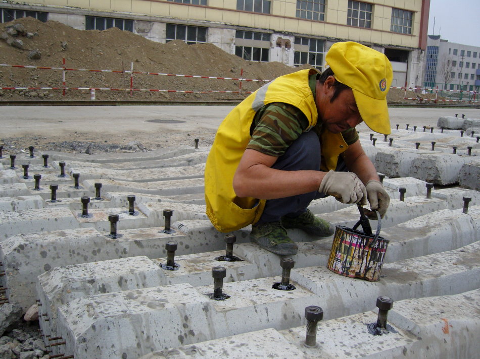 Painting the anti-corrosion paint in the root of the railway bolts 2.jpg