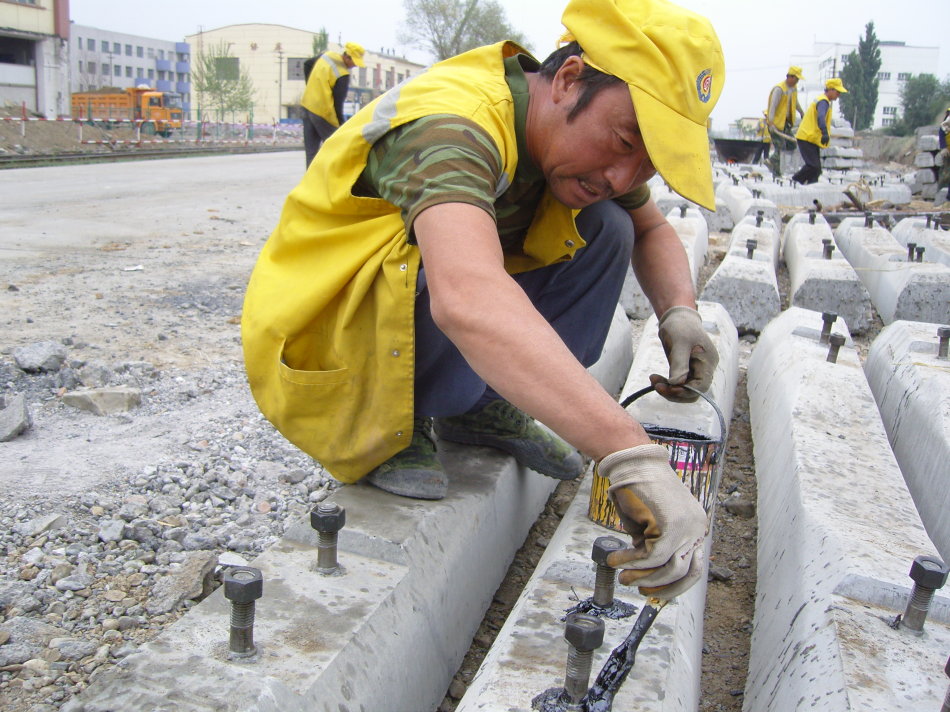 Painting the anti-corrosion paint in the root of the railway bolts.jpg