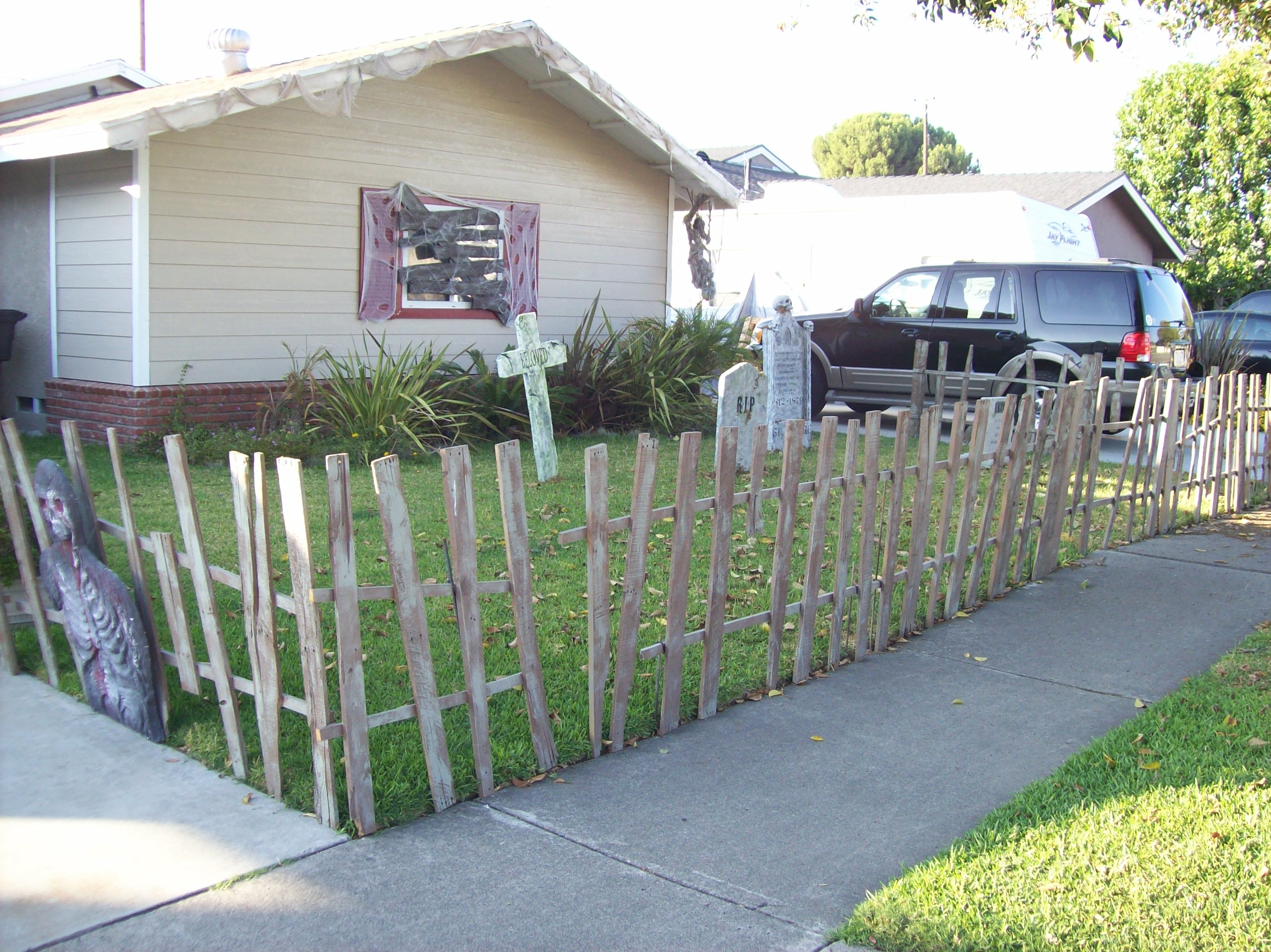 Pallet fence 002.jpg