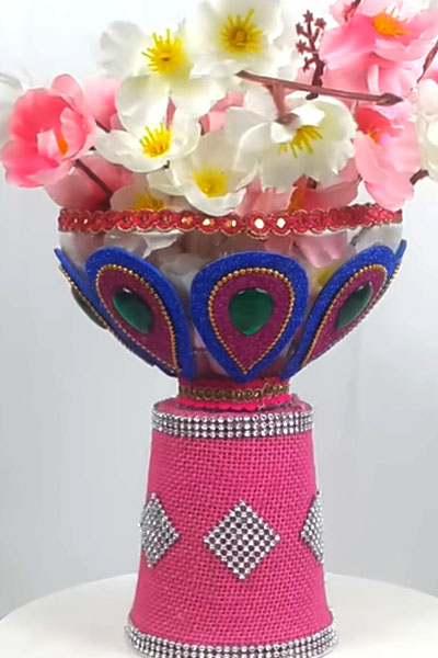 Plastic-Bottles-Easy-DIY-Flower-Vase-stylenrich.jpg