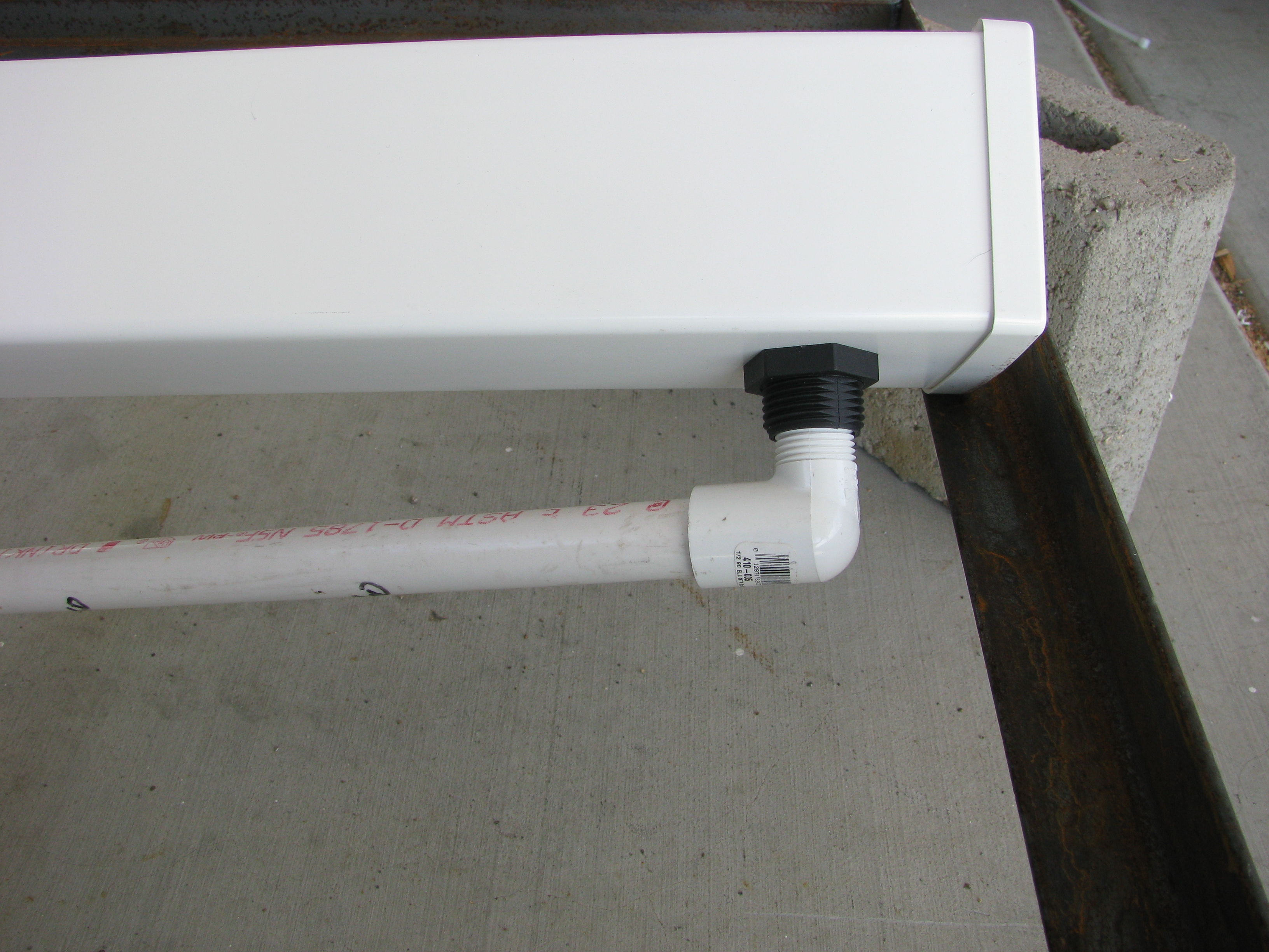 Rain gutter - plumbed drain - test.JPG