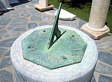 Reloj_de_sol_en_el_Museo_N&aacute;utico_del_Mar_Egeo_(M&yacute;konos_-Grecia-)..jpg