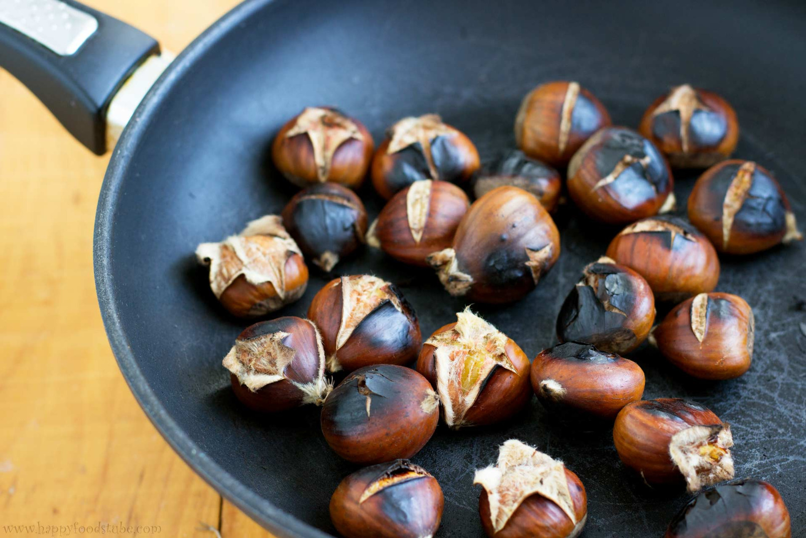 Roasted-Chestnuts-on-the-Pan.jpg