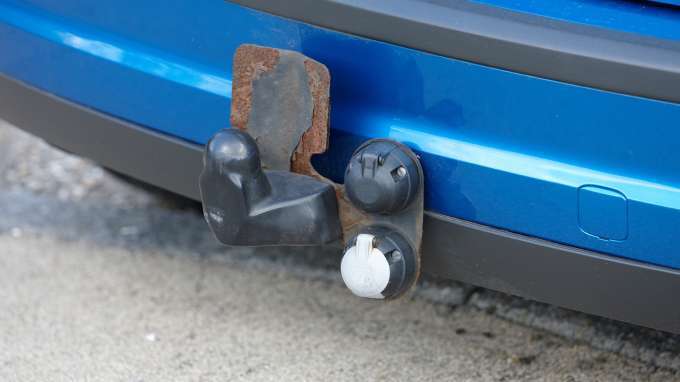 Rusty-towbar-on-car-rear-bumper-1524.jpg