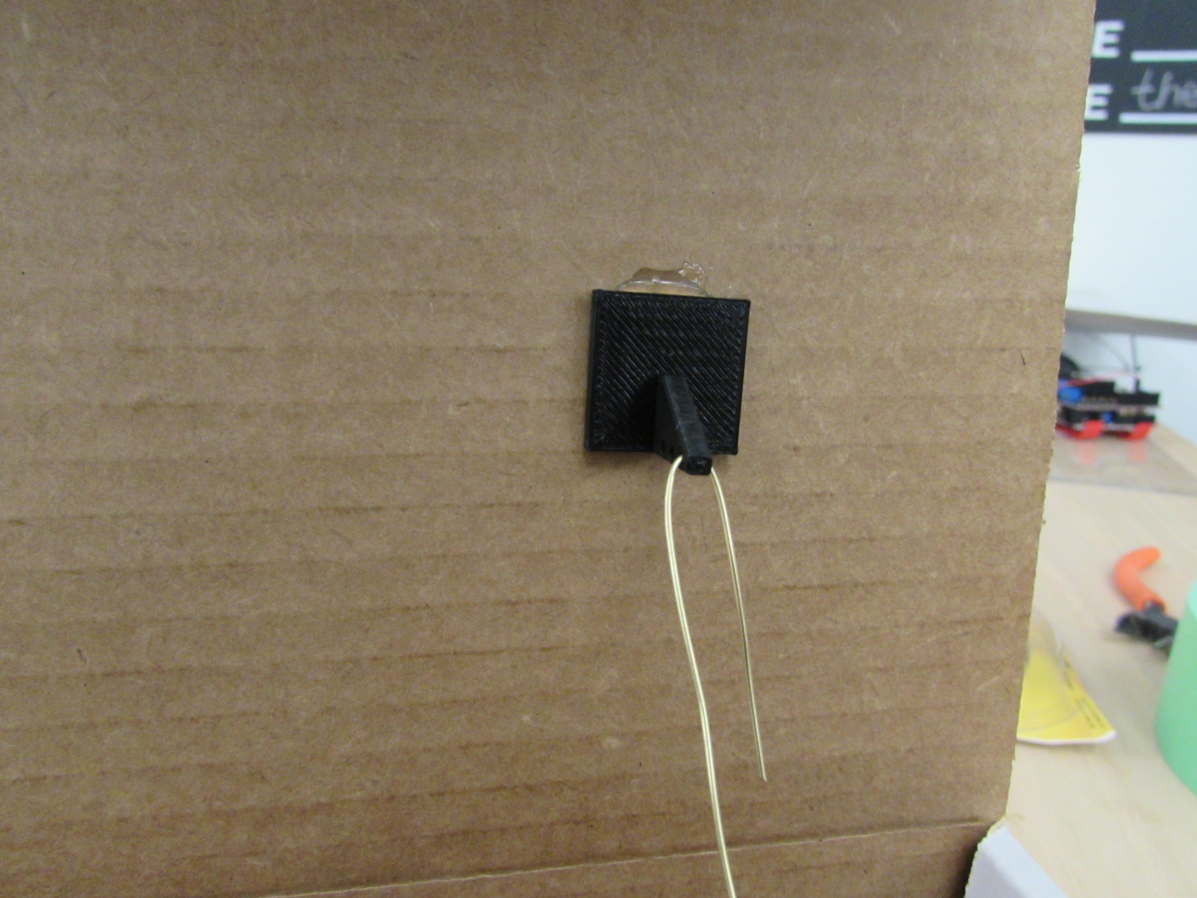 Servo Motor Hook on the lid.JPG