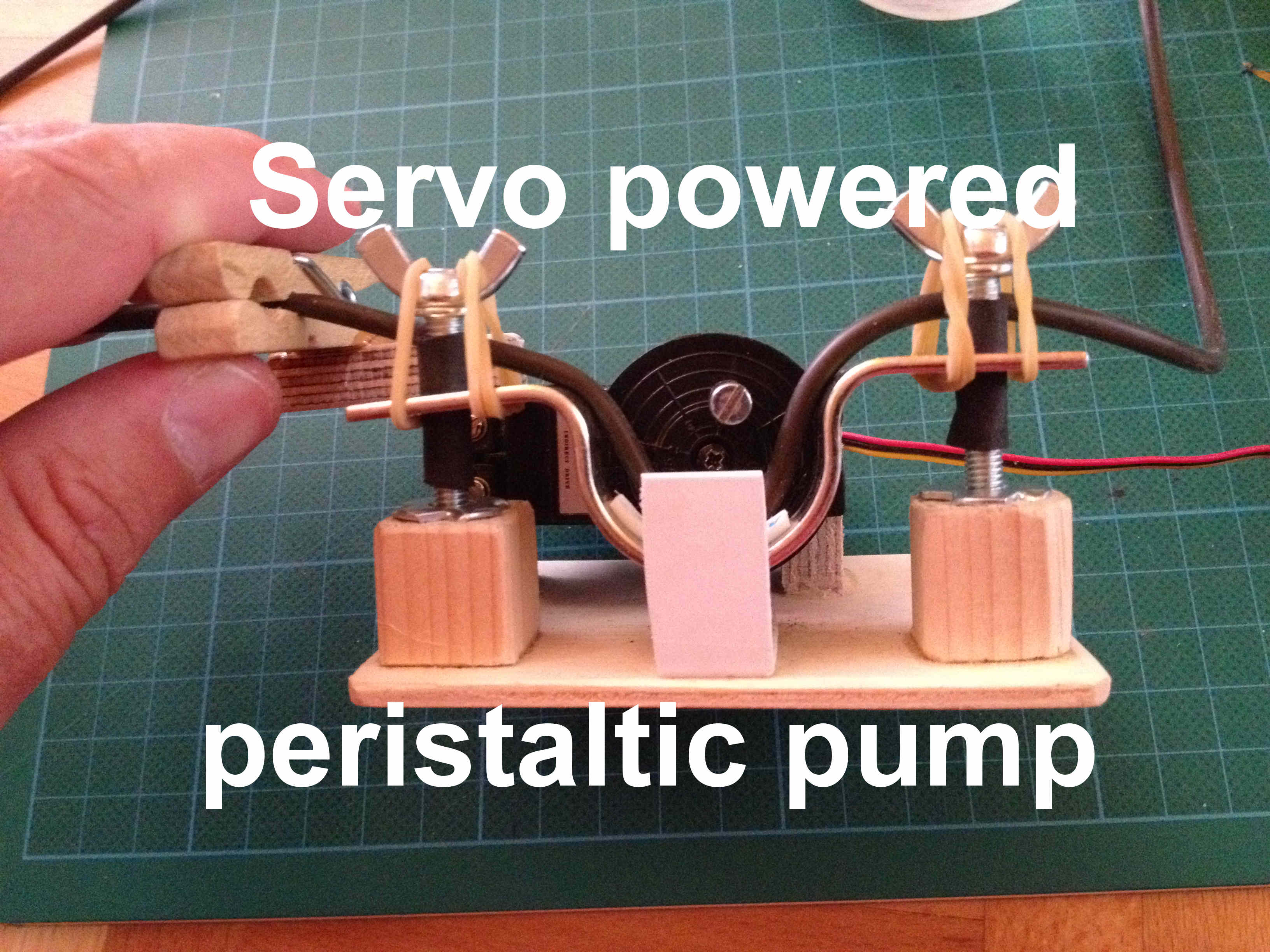 Servo_powered_peristaltic_pump.JPG